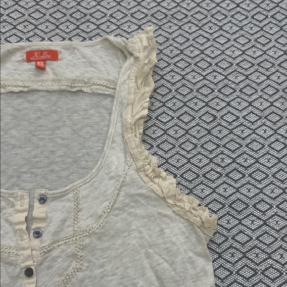 Gentle used Hi*Line Women's Cream Sleeveless Top size: XS - Picture 6 of 7